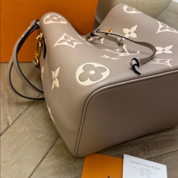 Louis Vuitton Beige Monogram Shoulder Bag - Picture 2 of 8